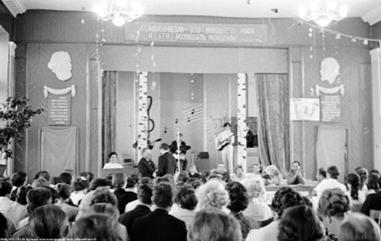 http://chagan-tranzit.ru/wp-content/uploads/2012/10/1972-06-28-Vruchenie_attestatov_zrelosti-01-e1351267636236.jpg